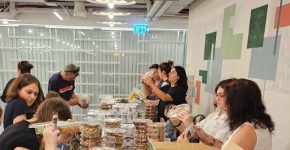 הכינו ושלחו חבילות מתוקות לשורדי שואה. עובדי הרמן ישראל.