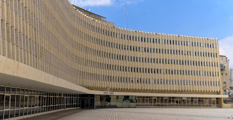 להוציא את הראש מחוץ לחלונות. בניין משרד החינוך בירושלים.