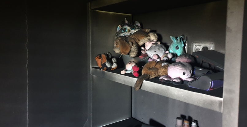 בובות שנשארו על המדף בבית בקיבוץ בארי, אחרי הטבח והפינוי.