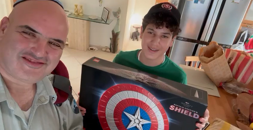 הילד הראשון שקיבל את התרומה: ילד מבארי שאביו נרצח, עם מאור כהן, "איש הלגו". 