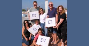 מחלקים מחשבים לתושבי הדרום המפונים.