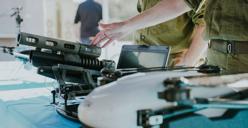 לראות את המטרה מרחוק - ולירות.