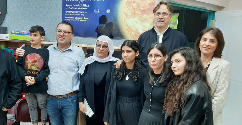 אלמנתו של הקצין ההרוג, מונא סעד, יחד עם ילדיה, ראש המועצה המקומית יאנוח-ג'ת, מודי סעד, מייסד ונשיא קרן אתנה, אורי בן ארי, ונדיה ביבאר, מנהלת בית הספר.