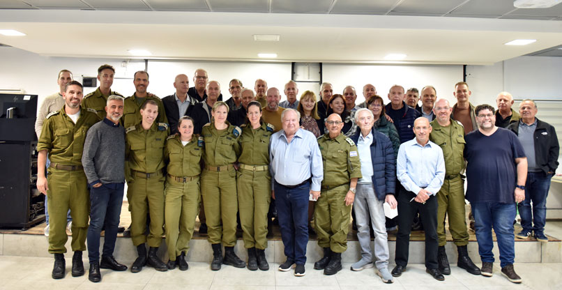 מפקדי (רוב) יחידות המחשוב של צה"ל לדורותיהם, שהתכנסו בערב המיוחד. פירוט שמות המצולמים - למטה.