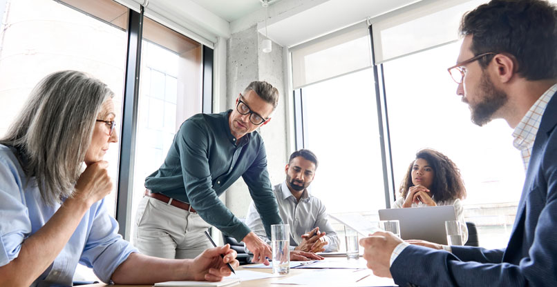 הם לא נראים כמתקשים לנשום, אז אולי הם לא דנים ב-AI, לפחות לא בישיבה הזאת... (לא באמת זה צילום אילוסטרציה).