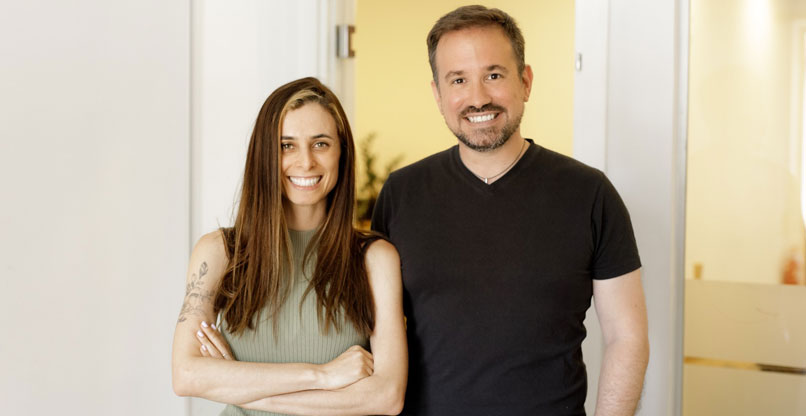 מימין: יובל אריאב ורחלי קוגן מקרן סימבול.