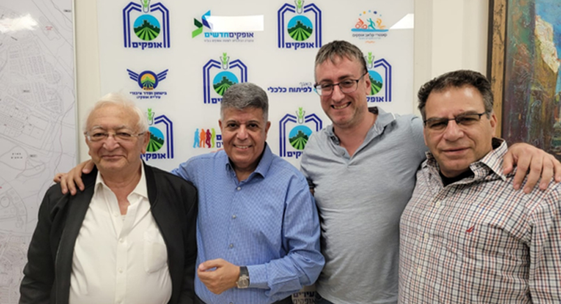 מימין: תא"ל (במיל') ארנון זו-ארץ - יו"ר עמותת בנתיבי אודי, אופיר אלגרבלי - מנכ"ל עמותת בנתיבי אודי, איציק דנינו - ראש עיריית אופקים, מרדכי אלגרבלי - מייסד עמותת בנתיבי אודי.