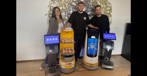 צוות ONE BI עם הרובוטים החכמים. מימין: סתיו פרטוש, מנהל מכירות; רון יצחקי, מנהל הטמעת רובוטים; ומור סעדון, מנהלת משרד