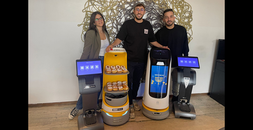 צוות ONE BI עם הרובוטים החכמים. מימין: סתיו פרטוש, מנהל מכירות; רון יצחקי, מנהל הטמעת רובוטים; ומור סעדון, מנהלת משרד