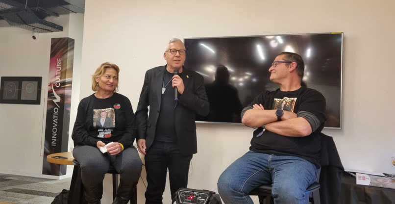 משמאל: אורית ג'אן, אמו של החטוף אלמוג מאיר ג'אן, ודודו, אבירם מאיר, עם מנכ"ל נס, שחר אפעל, במהלך מפגש שערכו עם עובדי החברה.