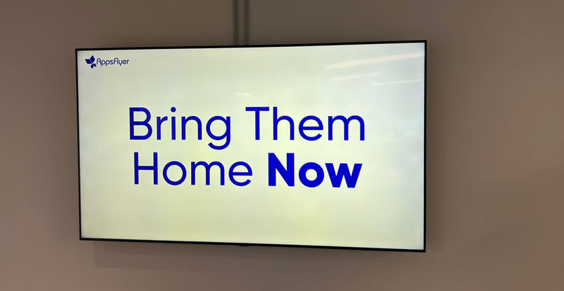 שלט Bring Them Home Now במשרדי אפספלייר.