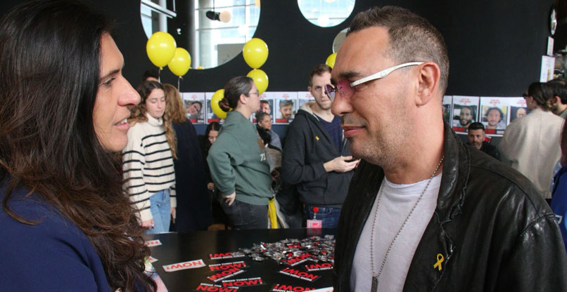 רוברט אנטוקול, מייסד ומנכ"ל פלייטיקה, במשרדי החברה עם שלי שם טוב, אימו של עומר, שחטוף בעזה.