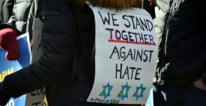שלט "יחד נגד שנאה" בהפגנה פרו-ישראלית/יהודית בניו יורק.