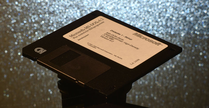 דיסקט (זוכרים שהיה דבר כזה?) עם מערכת MS-DOS של מיקרוסופט.