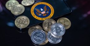 יש אישור. מטבעות ביטקוין ולוגו של ה-SEC.