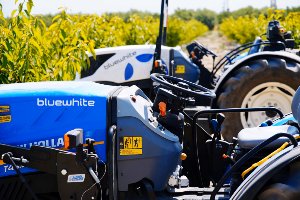 טרקטור עם טכנולוגיה של בלו וייט במטע דובדבנים.