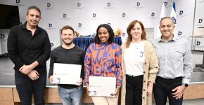 מימין ירון גליצקי - סגן נשיא בקבוצת מוצרי החומרה של מיקרוסופט העולמית, עדי שמגר - מנכ"לית מיזם מתחשבים מבית עמותת 2B-friendly, זאלו טאקה, מתן וייץ, פרופ ניר קידר - נשיא המכללה האקדמית ספיר.