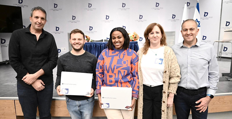 מימין ירון גליצקי - סגן נשיא בקבוצת מוצרי החומרה של מיקרוסופט העולמית, עדי שמגר - מנכ"לית מיזם מתחשבים מבית עמותת 2B-friendly, זאלו טאקה, מתן וייץ, פרופ ניר קידר - נשיא המכללה האקדמית ספיר.