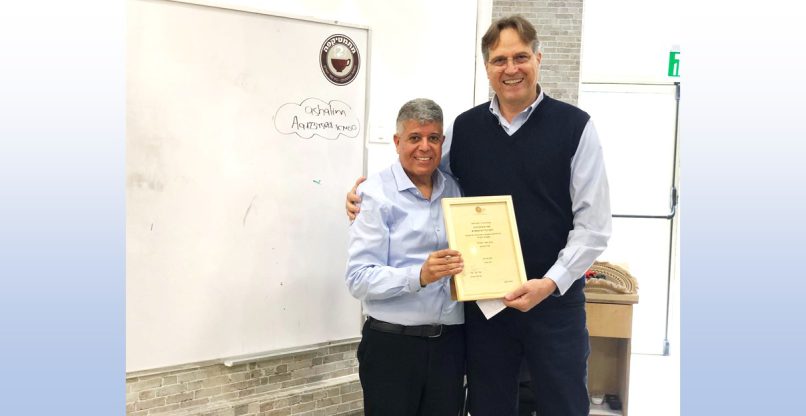 מימין לשמאל: אורי בן ארי, נשיא ומייסד קרן אתנה, מעניק תעודה לראש עיריית אופקים, איציק דנינו.