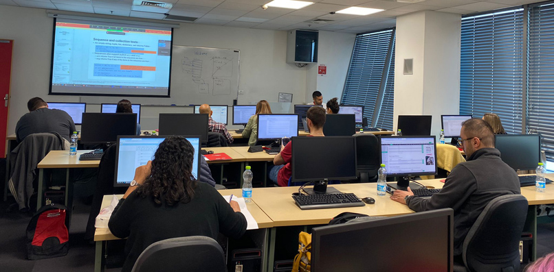 לומדים ויוצאים קשרים ב-Oracle Tech Days.