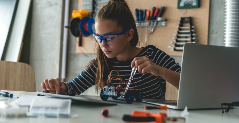 נערות בארץ חייבות להכיר, לעסוק ולבחור בהם. לימודי מדעים.