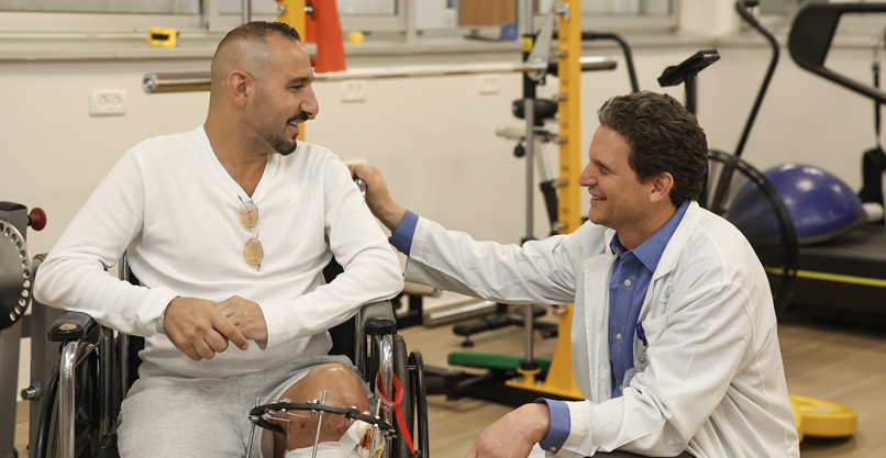 מימין: ד"ר אלקסיס מיטלפונקט, מנהל מחלקת שיקום יום בבית החולים השיקומי בשביל"ם במרכז הרפואי איכילוב, ומטופל.