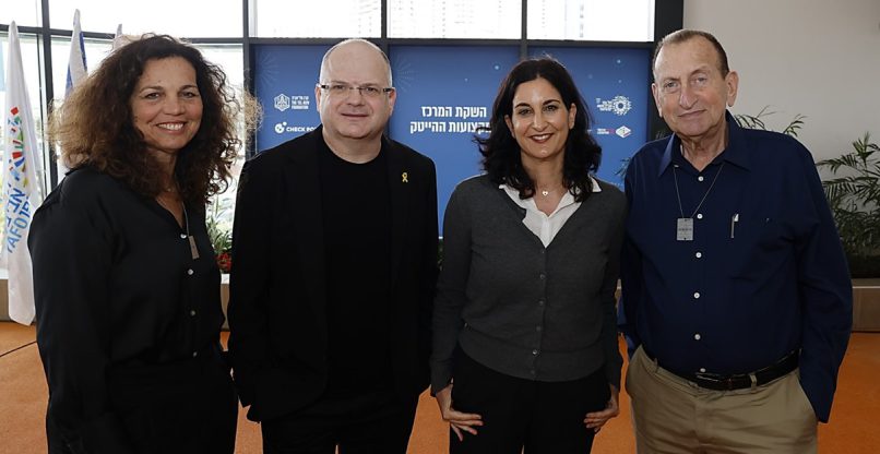 מימין לשמאל: ראש עיריית ת"א-יפו, רון חולדאי; האחראית על החינוך בת"א, שירלי רימון ברכה; מייסד ומנכ"ל צ'ק פוינט, גיל שויד; ומנכ"ל קרן תל־אביב, ד"ר הלה אורן.