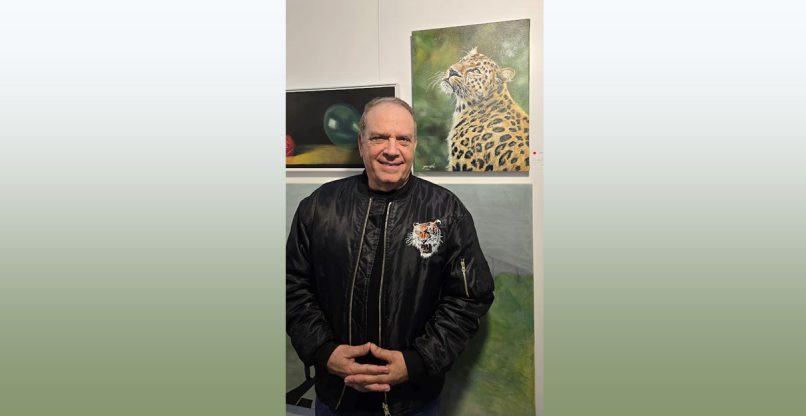 הנמר בלבוש חורפי, ונמרי כהרגלו, ליד ציור הנמר שרכש יחד עם דליה פלד.