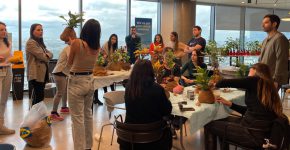 עובדי אקווה סקיוריטי בסדנה להכנת קוקוסדמות.