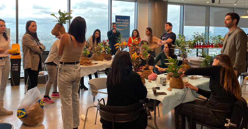 עובדי אקווה סקיוריטי בסדנה להכנת קוקוסדמות.