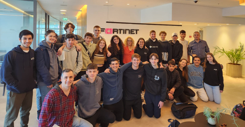 תלמידות ותלמידי תיכון "כפר גלים" במשרדי פורטינט בהרצליה.