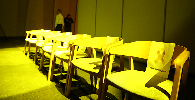 לא שוכחים את החטופים. הכסאות הצהובים הריקים באירוע הקיק-אוף של קבוצת אמן.