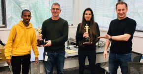 זיו בלפר, מנכ"ל PTC ישראל (מימין) מעניק את הפרס לנציגי הקבוצות הזוכות.