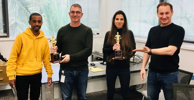 זיו בלפר, מנכ"ל PTC ישראל (מימין) מעניק את הפרס לנציגי הקבוצות הזוכות.