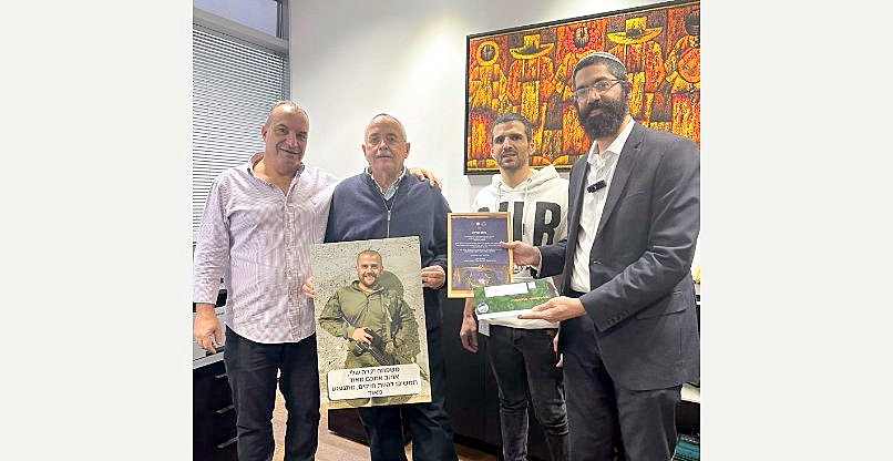 מימין: הרב דוד מנחמוב, אפרים אקרלינג ורוני חליבה, עם הברכה המודפסת של רס"ן גל בכר ז"ל.