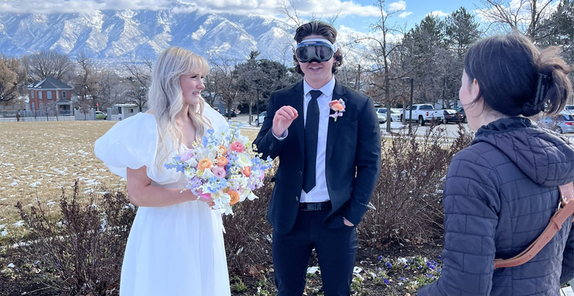 עם משקפי אפל גם בחתונה.