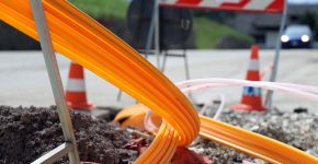 פריסת סיבים אופטיים.