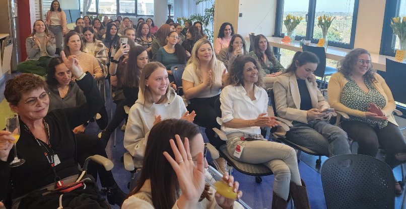 עובדות רד האט באירוע מיוחד לציון יום האישה הבינלאומי.