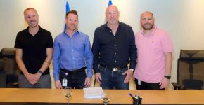 במעמד חתימת ההסכם הקיבוצי החדש לעובדי קבוצת סלקום. מימין לשמאל: עמי שטרמר, דניאל ספיר, אורי אורן ויקי חלוצי.