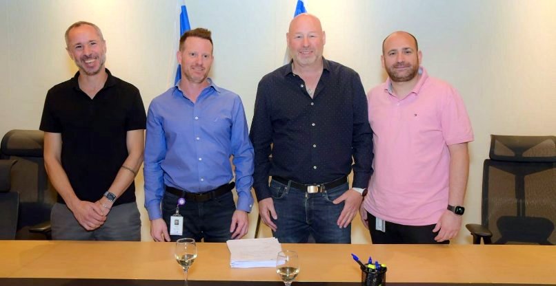 במעמד חתימת ההסכם הקיבוצי החדש לעובדי קבוצת סלקום. מימין לשמאל: עמי שטרמר, דניאל ספיר, אורי אורן ויקי חלוצי.