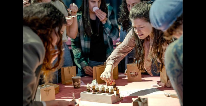 סדנת ארומתרפיה ורקיחת בושם טבעי עם ורד שובל שער, בעלת מותג הרוקחות הטבעית ROSE מקרית שמונה.