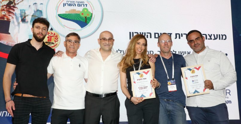 מימין לשמאל: מוטי סרודי – מנכ"ל משותף, EPR מערכות; עידן בינדר – סגן מנמ"ר דרום השרון; עינת ברעם – מנמ"רית דרום השרון; אורי ברמן – CTO אבן דרך; עוזי אמור – מנכ"ל אבן דרך; אופק ברמן – ארכיטקט אבן דרך.