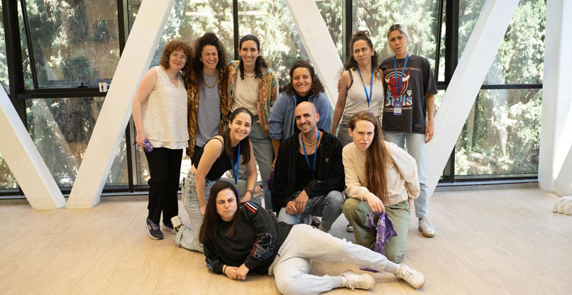 צוות הדייקתון: איילת אדלר, אלה אביבי, היא-לי, אור תום מהמרכז הגאה, דנה אלנבוגן, לירון לייבנזון, קלי לוי, רותם אלדג ואדר אלטמן.