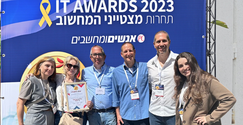 מימין לשמאל: יפית שוורצמן - פיתוח עסקי מוביטי; אסף בנדור - רכז בכיר תקשורת דיגיטלית - כללית; אייל קורן – מנכ"ל מוביטי; ערן יונה – מנהל הענן, כללית; עדנה זיו - מנהלת מוצר, כללית; שרון שמש - מנהלת מחלקת תקשורת וקשרי עובדים - כללית.