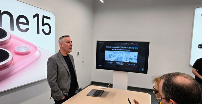 דורון סלע, מנכ"ל אייקון גרופ ואיי-דיגיטל, מציג את חידושי הפורמט החדיש של אפל.