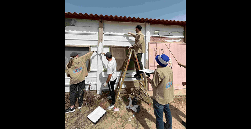 מסייעים בשיקום מבנים בקיבוץ רעים. מתנדבים מקהילת הטק בניו יורק.