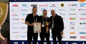 על במת IT AWARDS. מימין: דני מזרחי - יו"ר אלגרונט, קובי נח - מנמ"ר עיריית רמת גן, אילן בנדת - מנכ"ל אלגרונט. 