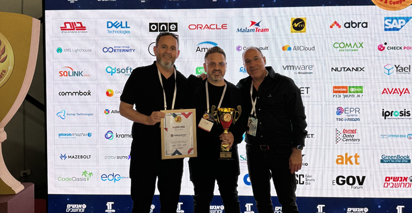 על במת IT AWARDS. מימין: דני מזרחי - יו"ר אלגרונט, קובי נח - מנמ"ר עיריית רמת גן, אילן בנדת - מנכ"ל אלגרונט. 