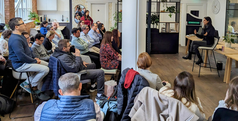 ליילה רסטגאר זגנה משוחחת עם חברי משלחת סיינסמנט.