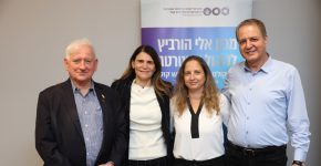 מימין: עימאד תלחמי - מייסד ויו"ר babcom centers, ענת דקל בלושטיין - יועצת לפורום אימפקט סביבתי וחברתי, ד"ר רוית כהן-מיתר - מנהלת מכון אלי הורביץ לניהול אסטרטגי, ויאיר סרוסי - יו"ר מכון אלי הורביץ לניהול אסטרטגי.